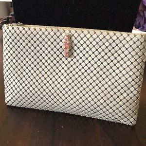 🌸Studio Imports light gray lightweight metal mesh zippered clutch + pin